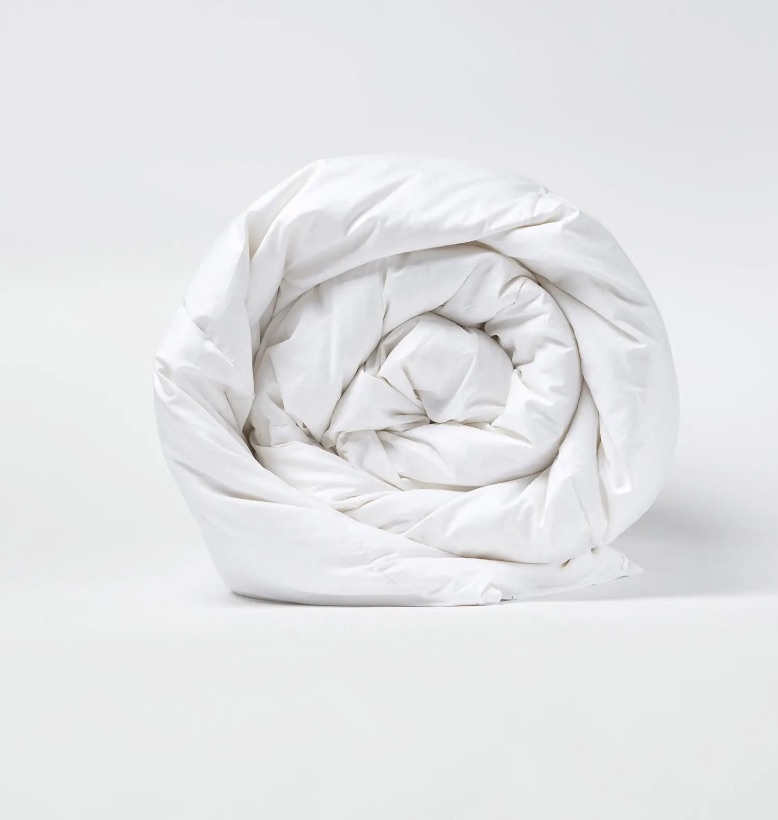 Best Value – Quince Lightweight Down Alternative Comforter
